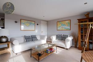 Leeward House -Solent views, Parking,High Street Location, Couples, Groups, Families and Professionals Welcome