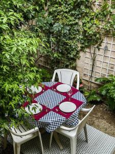 Appartements Tranquil apt with patio, Pezenas historic centre : photos des chambres