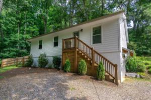 Cottontail Cottage Pet-friendly, Fire Pit & 10 Min. to Downtown AVL!