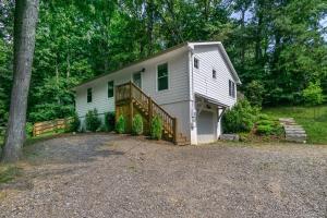 Cottontail Cottage Pet-friendly, Fire Pit & 10 Min. to Downtown AVL!