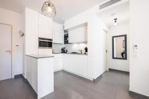 Appartements Queen Riviera : climatisation, parking, terrasse : photos des chambres