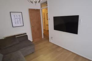 Top Hat Luton flat free parking