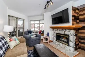 Creekside Slopeside 1BR with pool, hot tub, BBQ - Garibaldi