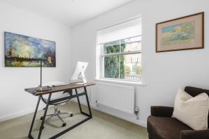 Luxurious 3 Bed House, Free Parking, with SKY TV