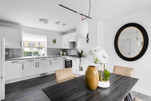 Luxurious 3 Bed House, Free Parking, with SKY TV