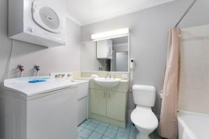 Horizons 414 - Deluxe Lake Front Studio l Pool l Tennis l WiFi