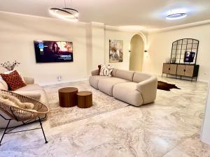 Sanierte 5 Zimmer Luxus Standard Apartment auf 350qm