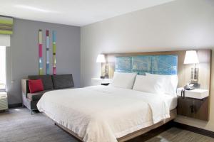 King Room with King Bed - Non-Smoking room in Hampton Inn Danville