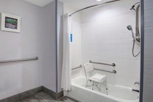 King Room - Mobility Access/Non-Smoking room in Hampton Inn Fayetteville