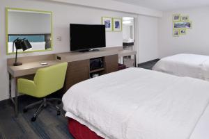 Queen Room with Two Queen Beds and Bath Tub - Mobility and Hearing Access/Non-Smoking room in Hampton Inn - Greenville