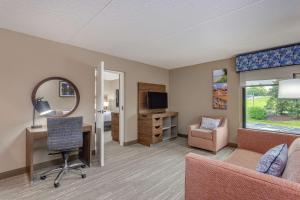 One-Bedroom Queen Suite with Sofa Bed - Non-Smoking room in Hampton Inn Harrisburg-East/Hershey