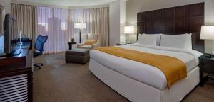 Corner King Room - Non-Smoking room in DoubleTree by Hilton Hotel Houston Greenway Plaza