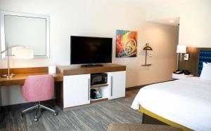 King Room room in Hampton Inn Lebanon