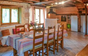 Maisons de vacances Cozy Home In Montignac With Kitchenette : photos des chambres