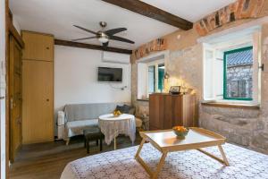 Seaside holiday house Kastel Novi, Kastela - 22292