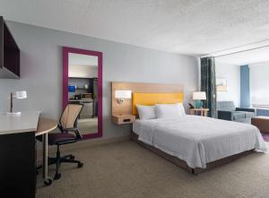 King Studio Suite with Tub - Mobility/Hearing Accessible room in Hyatt Place Indianapolis/Keystone