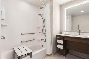 King Suite with Accessible Bathtub room in Home2 Suites by Hilton Leesburg