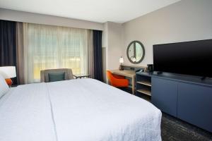 King Room with Microwave and Fridge room in Country Inn & Suites by Radisson Newark Airport NJ
