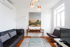 Cortes Apartment in Lisbon Historic Neighborhood