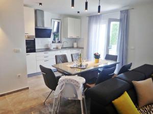 Holiday home in Jasenice 40484 