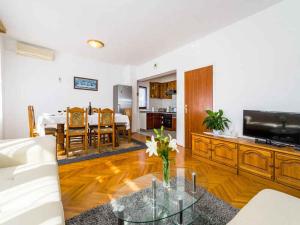 Holiday home in Jasenice 33303 