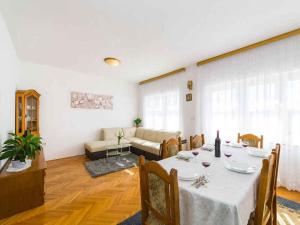 Holiday home in Jasenice 33303 