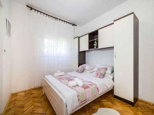 Holiday home in Jasenice 33303