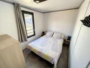 Chalets Chalet a Jullouville - 6 couchages, piscine chauffee, pres de la plage et commerces - FR-1-361-523 : photos des chambres