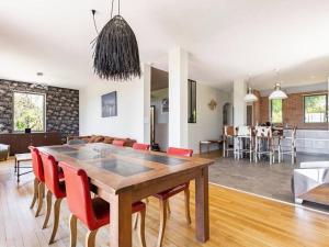 Élégante maison à Vichy : piscine chauffée, jardin arboré, terrasse et climatisation - FR-1-489-494