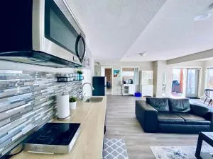 Private, Spacious, & Bright Home - Priddis