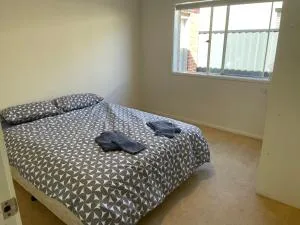 Comfy Newly Furnished Queen bedroom - Point Cook