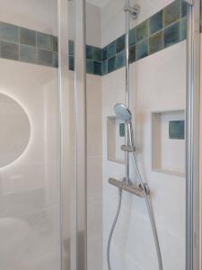 Chambre avec mezzanine dans une maison dartiste