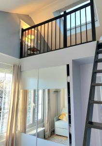 Chambre avec mezzanine dans une maison dartiste