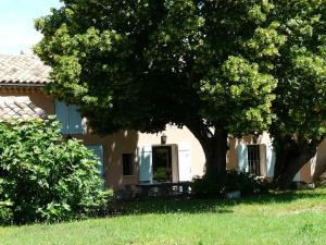 Maisons de vacances typical provencal mas with pool, a little corner of paradise with view of sainte victoire, close to aix en provence, sleeps 10. : photos des chambres