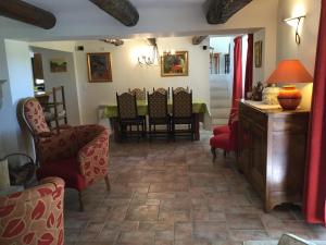 Maisons de vacances typical provencal mas with pool, a little corner of paradise with view of sainte victoire, close to aix en provence, sleeps 10. : photos des chambres