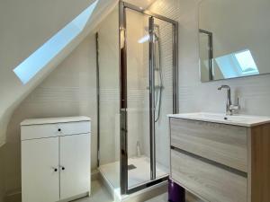 Charmante Maison Rénovée à 500m de la Mer avec Jardin, 2 Chambres, Parking Gratuit - FR-1-306-911