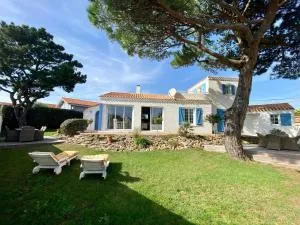 Maison rénovée avec terrasse et jardin clos à 30m de la mer, parking, wifi - FR-1-306-1228 - La Sennetière