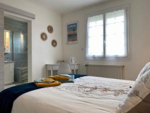 B&B / Chambres d'hotes Appartement Confort avec Suite Parentale et Equipements pour Bebe a Saint-Michel-Chef-Chef - FR-1-306-1232 :  Chambre Double