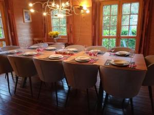 Chalets A spacious tastefully furnished chalet with sauna : photos des chambres
