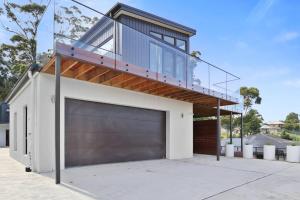 The Lake House & Apartment