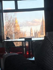Luxury Designer Apartment River view of Parliament Westminster Big Ben.