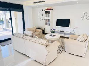 Zenia Beach 8 sleeps - Private pool