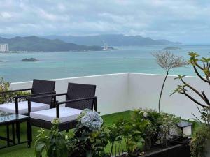 Biệt Thự Nhìn Ra Biển (Villa with Sea View)