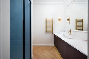 Hoża Modern Apartment by BookingHost