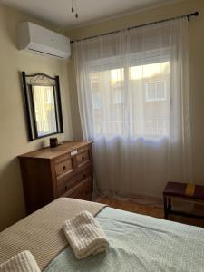 Almudens yellow apartment, HIGH-SPEED FREE WIFI, 250m to Beach, The center of Torrevieja