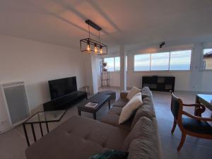 F1 4-Bedrooms Villa with Parking, AC & Pool 8 to 10 guests