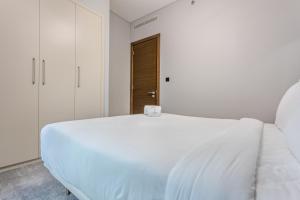 STAY BY LATINEM Luxury 1BR Holiday Home CVR A2403 near Burj Khalifa