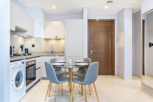 STAY BY LATINEM Luxury 1BR Holiday Home CVR A2403 near Burj Khalifa