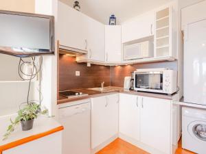 Apartment Les Coteaux de la Nartelle-3 by Interhome