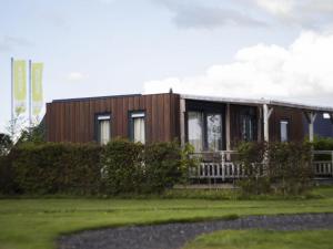 Holiday Home 4-persoons Doutzen by Interhome